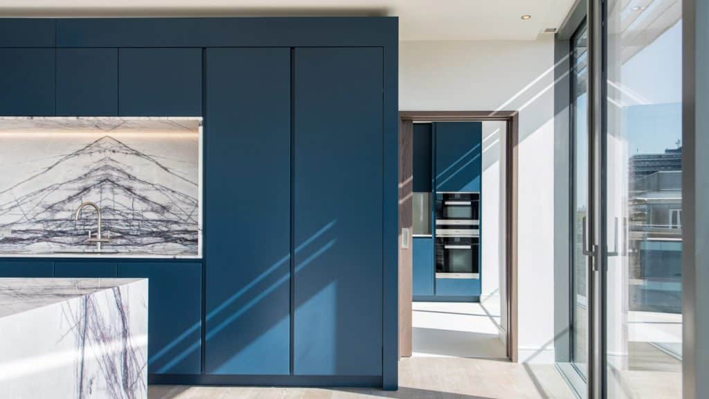 Cuisine contemporaine d'un appartement de la résidence Piercot 35